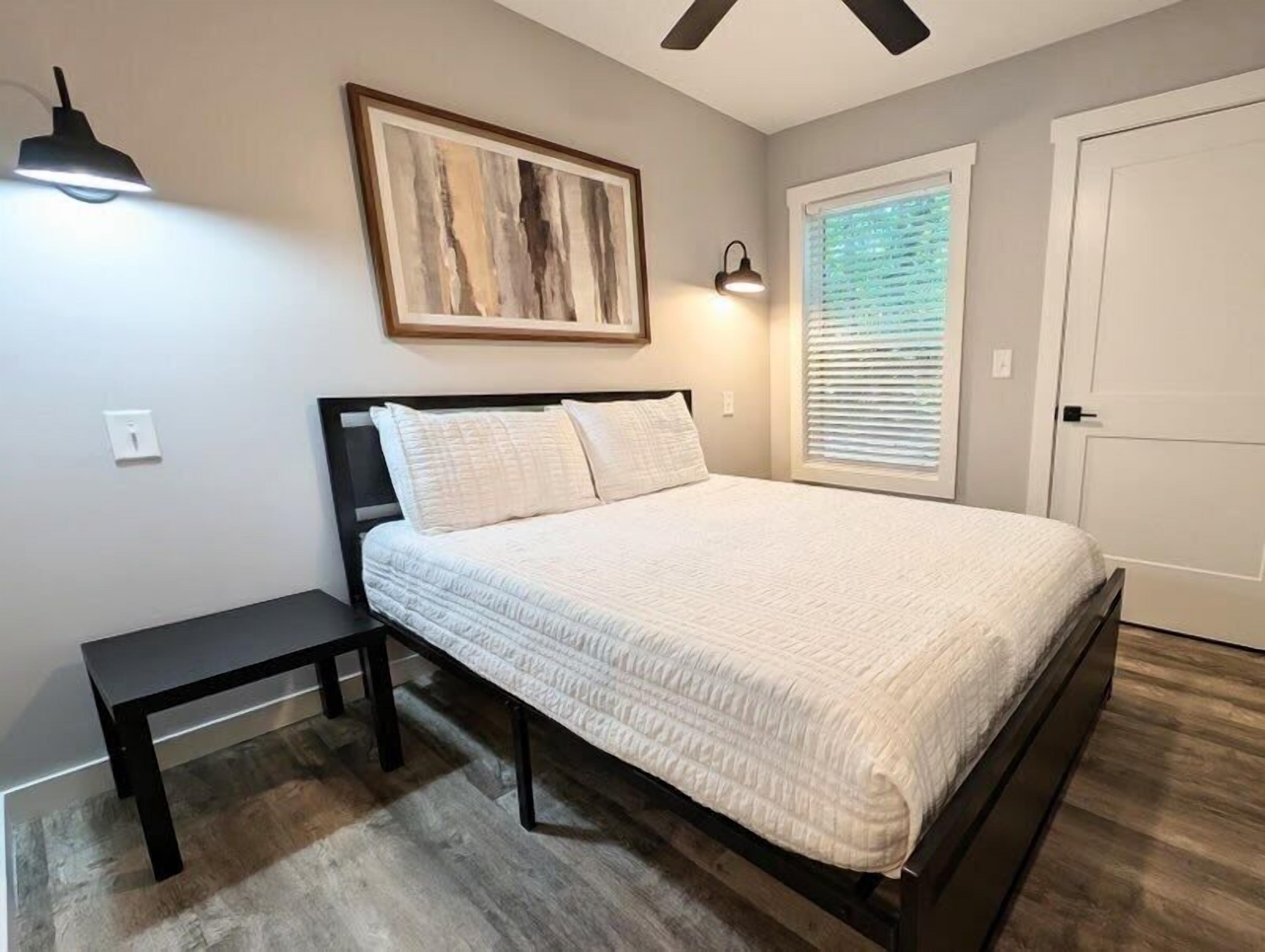 2 bedrooms, desk, WiFi, bed sheets