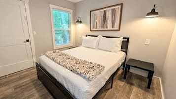 2 bedrooms, desk, WiFi, bed sheets