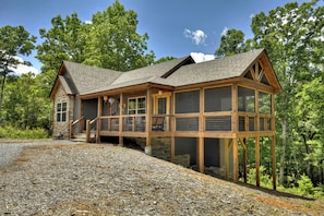 Exterior - French Kisses - This new, pet-friendly cabin offers a hot tub, fire table, and nearby hiking for an unforgettable getaway (Ellijay)