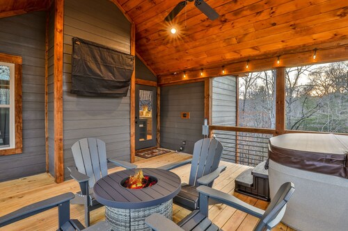 French Kisses - This new, pet-friendly cabin offers a hot tub, fire table, and nearby hiking for an unforgettable getaway