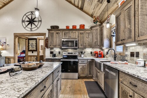 Indulge in romance at French Kisses! This new, pet-friendly cabin offers a hot tub, fire table, and WiFi for an unforgettable getaway