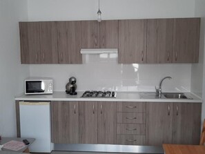 Réfrigérateur, micro-ondes, plaque de cuisson, cafetière/bouilloire