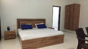 Deluxe Double Room | Egyptian cotton sheets, premium bedding, desk, free WiFi - Maujis villa Hotel and guest house (Prayagraj)