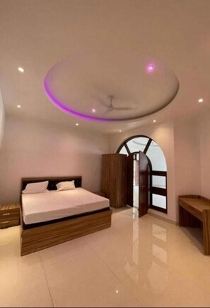 Deluxe Double Room | Egyptian cotton sheets, premium bedding, desk, free WiFi - Maujis villa Hotel and guest house (Prayagraj)