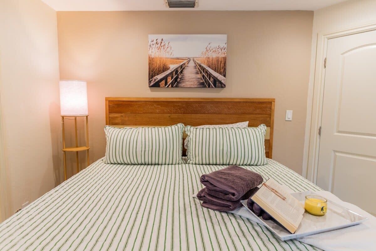 3 bedrooms, desk, iron/ironing board, travel crib