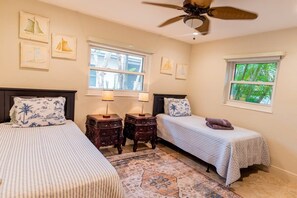 3 habitaciones, escritorio y tabla de planchar con plancha 