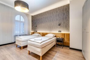 Escritorio, espacio para trabajar con laptop y wifi gratis