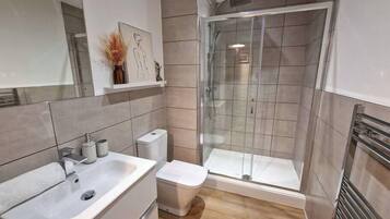 Dusch, hårtork, handdukar och tvål