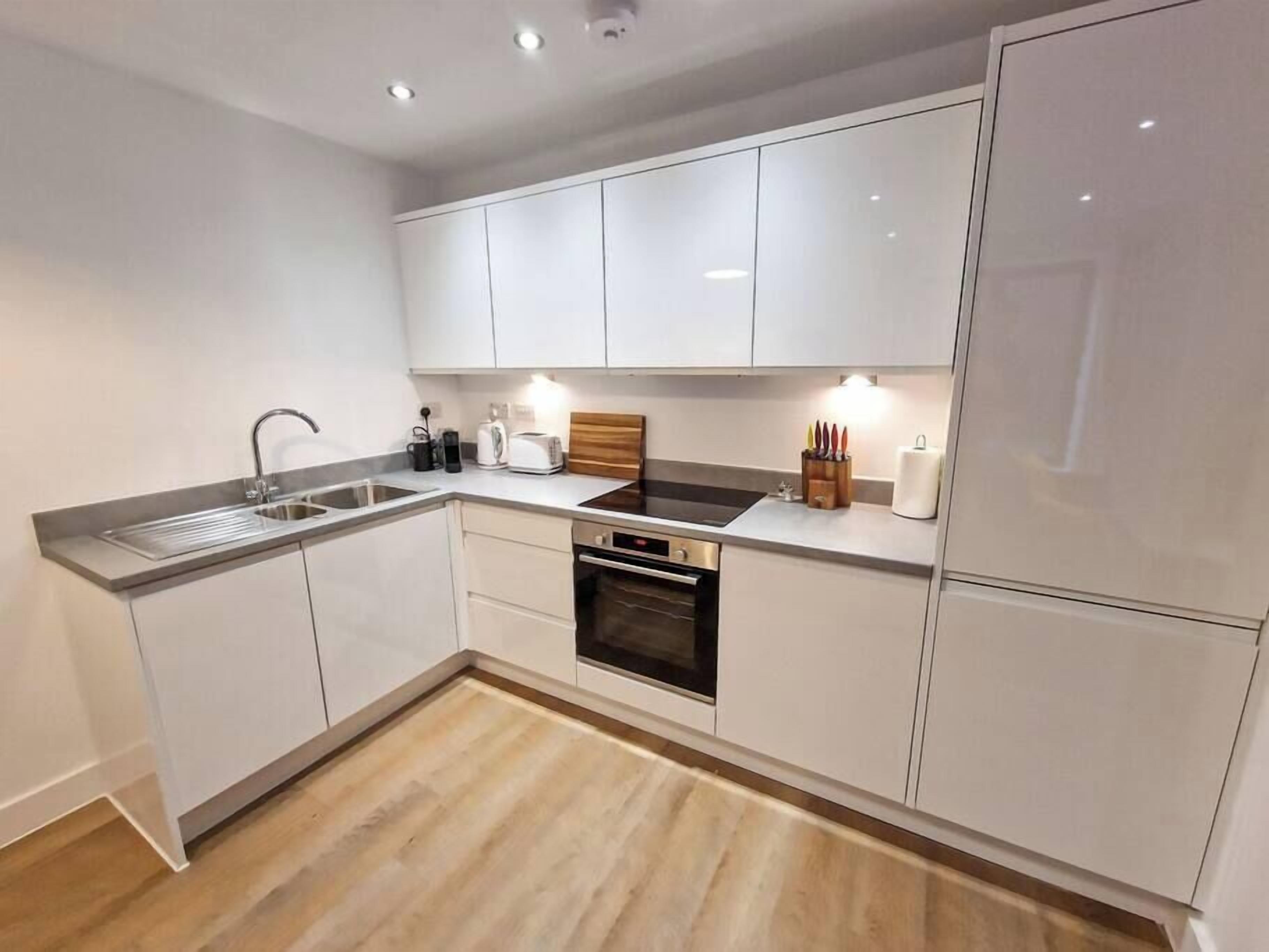 Een koelkast, een microgolfoven, een oven, een kookplaat