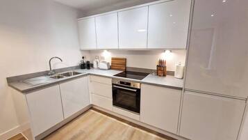 Een koelkast, een microgolfoven, een oven, een kookplaat