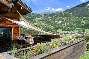 Outdoor dining - Luxurious Chalet with Swimming pool and hot-tub in the heart of the Swiss Alps (Val de Bagnes)