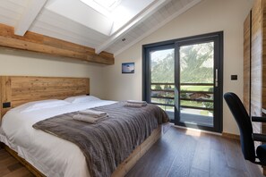 5 bedrooms, iron/ironing board, WiFi, bed sheets
