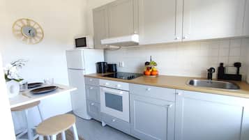 Een koelkast, een magnetron, een oven, een kookplaat
