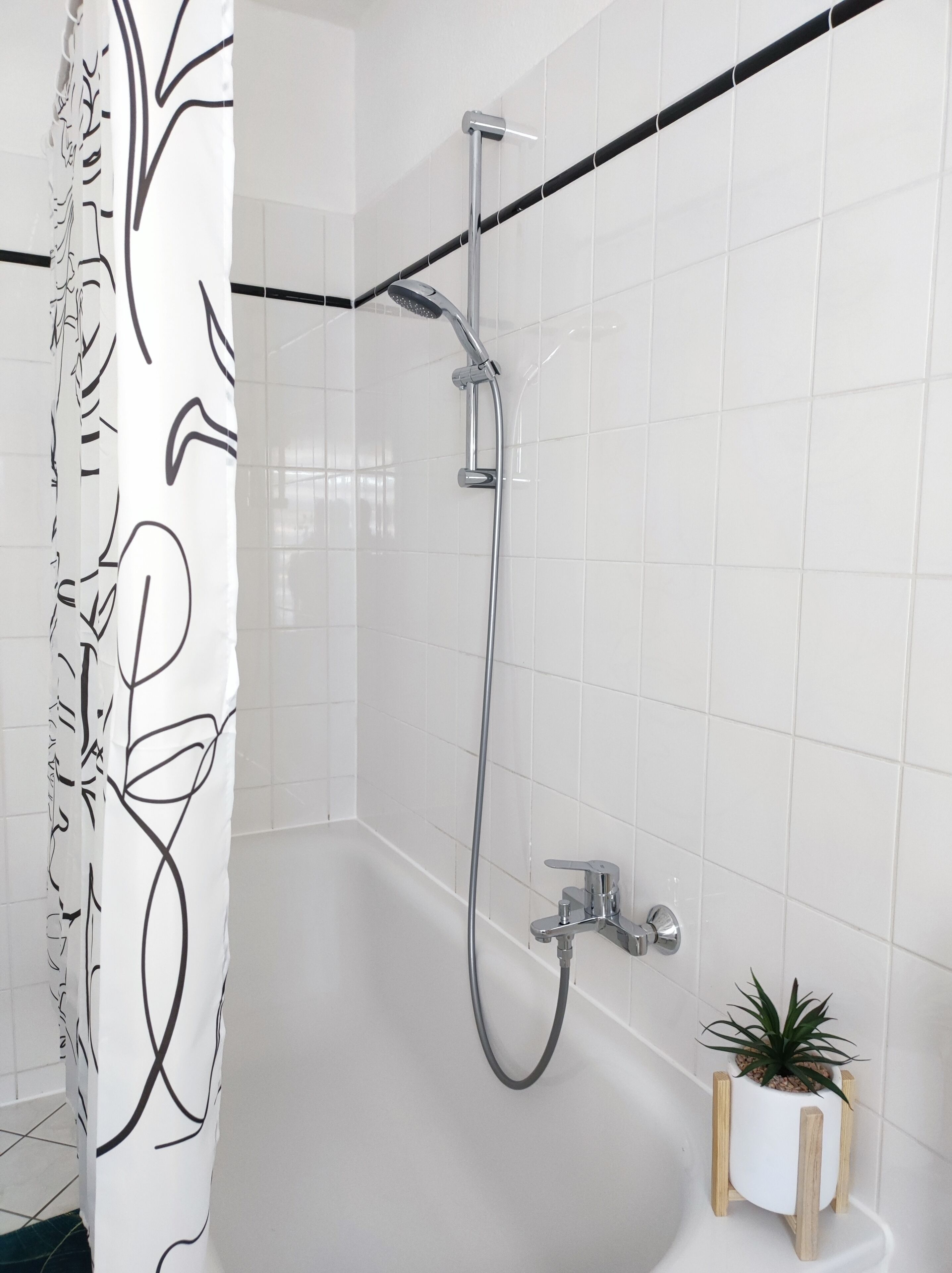 Haartrockner, Handtücher, Seife, Toilettenpapier