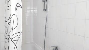 Haartrockner, Handtücher, Seife, Toilettenpapier