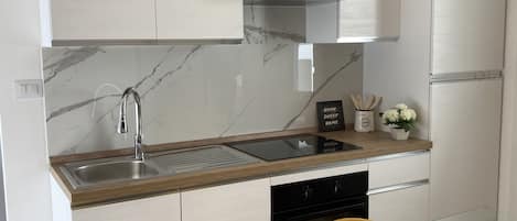 Frigorifero, microonde, forno, piano cottura