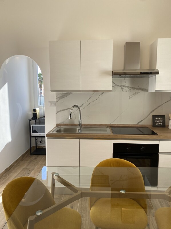 Kühlschrank, Mikrowelle, Ofen, Herdplatte