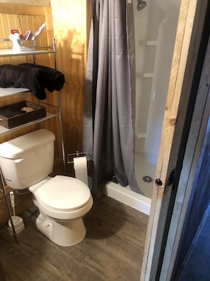 Handdukar, tvål och toalettpapper