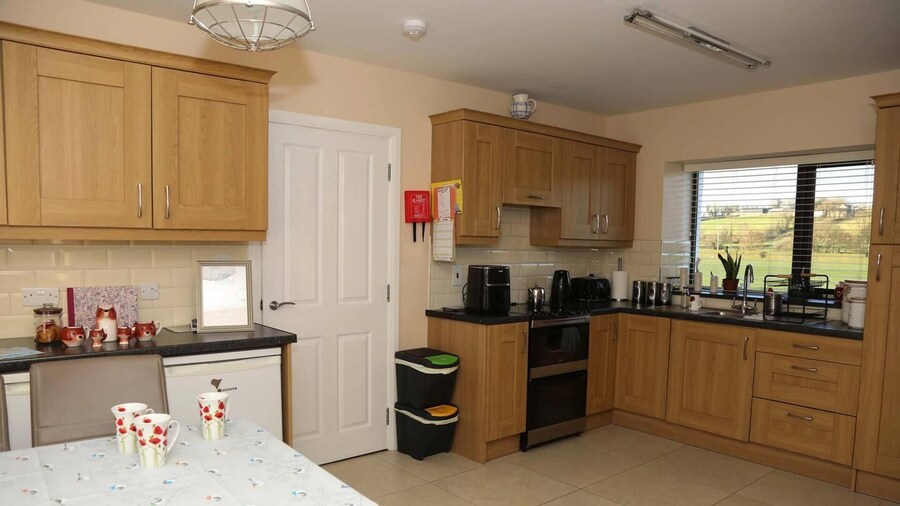 3 Bed Farmhouse - Sleeps 6 - Wifi - Parking