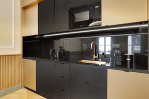 Kühlschrank, Mikrowelle, Herdplatte, Geschirrspüler