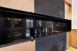 Kühlschrank, Mikrowelle, Herdplatte, Geschirrspüler