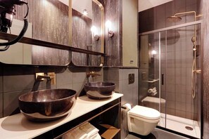 Shower, hair dryer - A Refined 2-BR apartment in La Madeleine- Opéra (Paris)