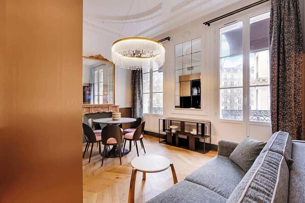 TV, offices - A Refined 2-BR apartment in La Madeleine- Opéra (Paris)