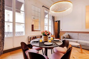 Dining - A Refined 2-BR apartment in La Madeleine- Opéra (Paris)