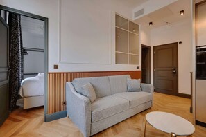 TV, offices - A Refined 2-BR apartment in La Madeleine- Opéra (Paris)