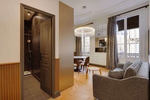TV, offices - A Refined 2-BR apartment in La Madeleine- Opéra (Paris)