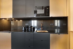 Kühlschrank, Mikrowelle, Herdplatte, Geschirrspüler