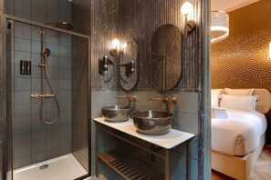 Shower, hair dryer - A Luxurious 3-BR/ 3-BA in La Madeleine-Opéra (Paris)