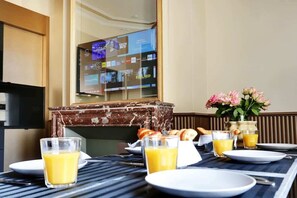 Dining - A Luxurious 3-BR/ 3-BA in La Madeleine-Opéra (Paris)