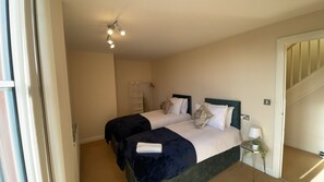 Apartment | 2 bedrooms, iron/ironing board, free WiFi, bed sheets - Free Parking Near City Centre & Stadium Sleeps 6-8 (Leicester)