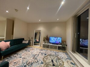 Apartment | Living area - Free Parking Near City Centre & Stadium Sleeps 6-8 (Leicester)