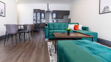 Apartment | Living area | Flat-screen TV