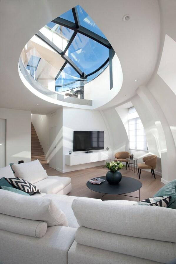 100-cm TV with cable channels, fireplace, Netflix - Chic penthouse Grand-Place (Brussels)