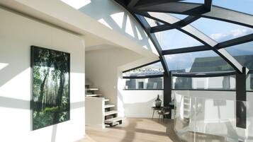 100-cm TV with cable channels, fireplace, Netflix