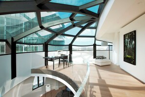 100-cm TV with cable channels, fireplace, Netflix - Chic penthouse Grand-Place  (Brussels)