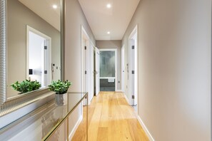 Interior - Lavish on Sphinx - Pet friendly apartment; only a 5 mins walk from the station! (London)