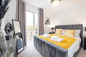 2 bedrooms, iron/ironing board, travel crib, free WiFi - Lavish on Sphinx - Pet friendly apartment; only a 5 mins walk from the station! (London)
