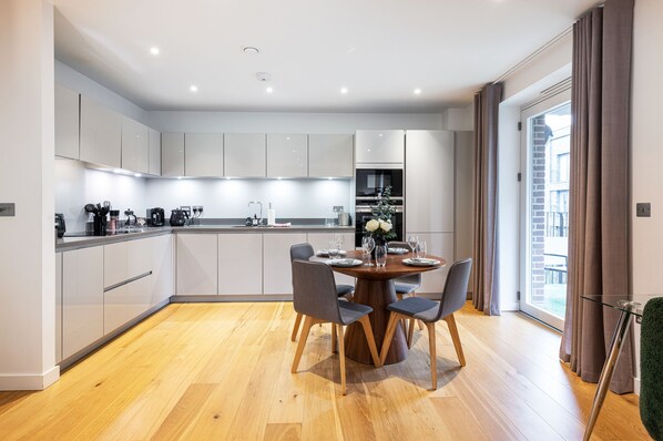 Fridge, microwave, oven, stovetop - Lavish on Sphinx - Pet friendly apartment; only a 5 mins walk from the station! (London)