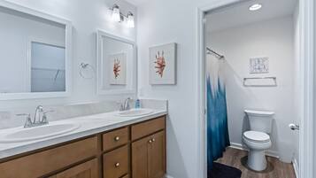 Haartrockner, Handtücher, Seife, Shampoo