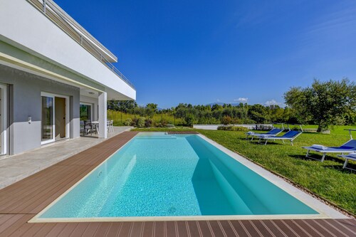 Villa Easy chic in Moniga del Garda with private pool