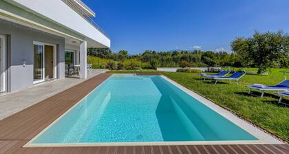 Villa Easy chic in Moniga del Garda with private pool
