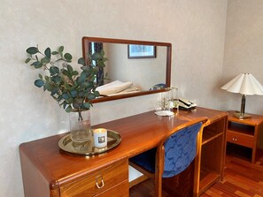 Doppelzimmer | Schreibtisch, laptopgeeigneter Arbeitsplatz, kostenloses WLAN