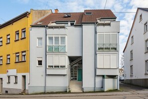 Exterior - Comfort Apartment-up to 4 pers-Neunkirchen City-Parking lot-Garage-WiFi-Bathroom-Balcony (Neunkirchen)