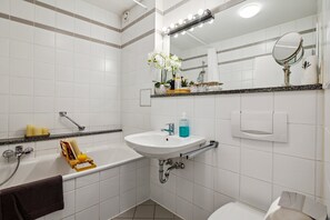 Sèche-cheveux, serviettes fournies, savon, shampoing