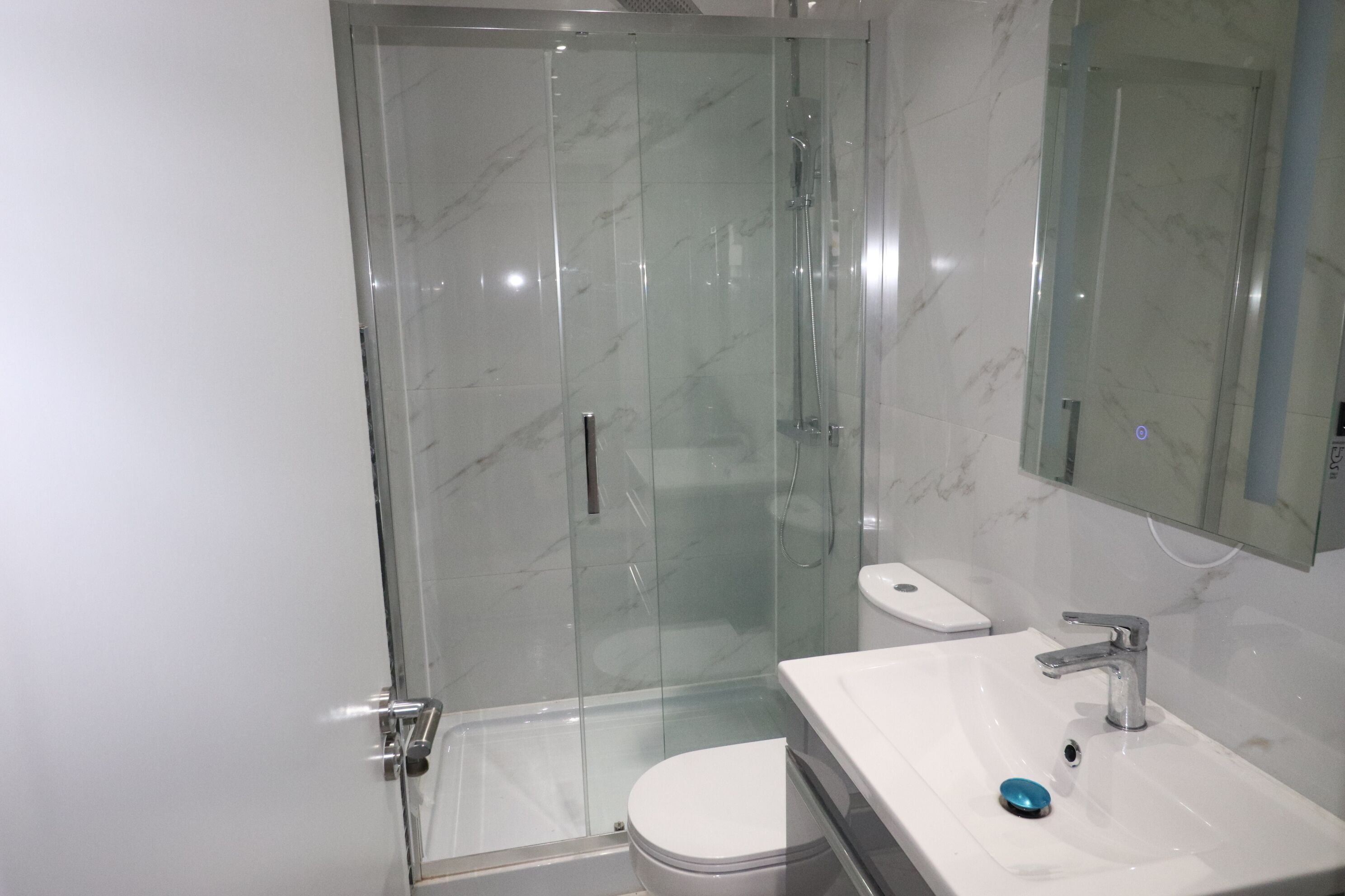 Apartment | Bathroom | Shower, hair dryer, towels