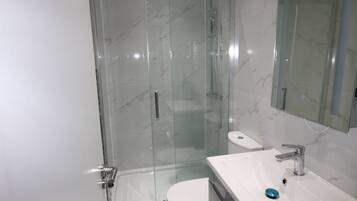 Apartment | Bathroom | Shower, hair dryer, towels